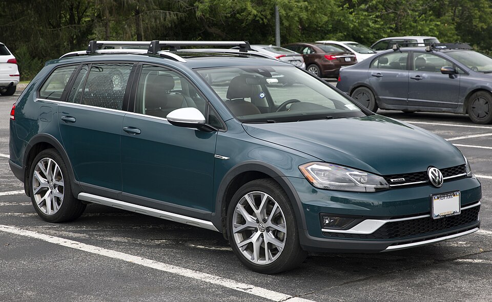 2018 Volkswagen Golf Alltrack 4Motion in Great Falls Green Met., front right