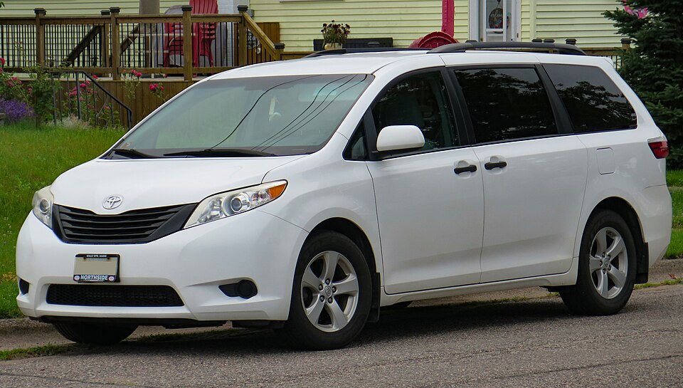 2017 Toyota Sienna 7-Passenger V6 in Alpine White, front left, 2024-07-14