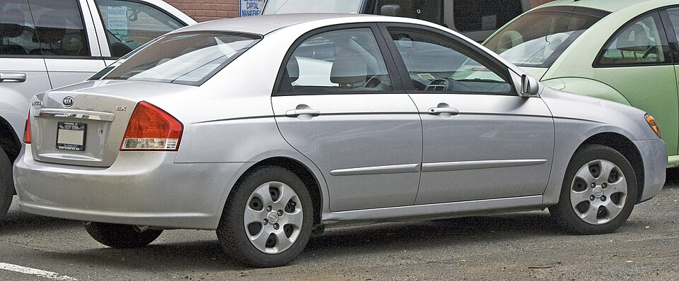 2007 Kia Spectra EX rv (cropped)