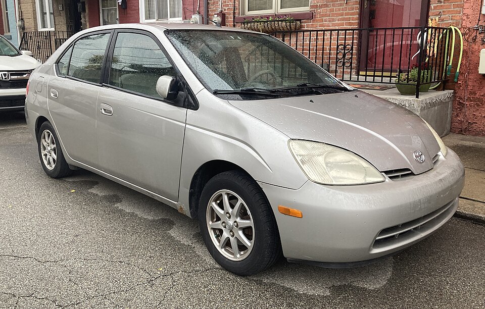 2002 Toyota Prius in Silver Strata Metallic, front right, 11-21-2021