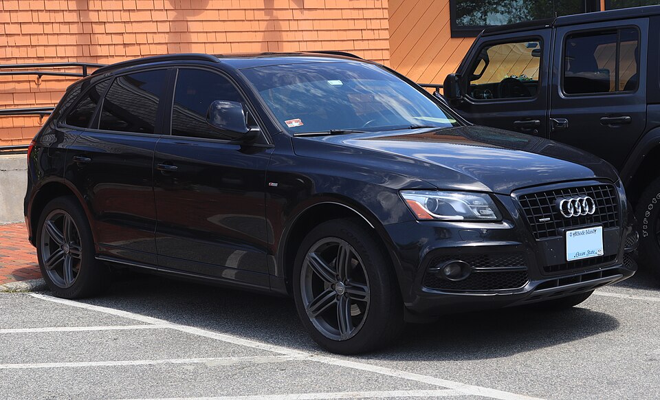 2012 Audi Q5 3.2 Quattro Prestige in Phantom Black Pearl Effect, front right, 07-04-2026