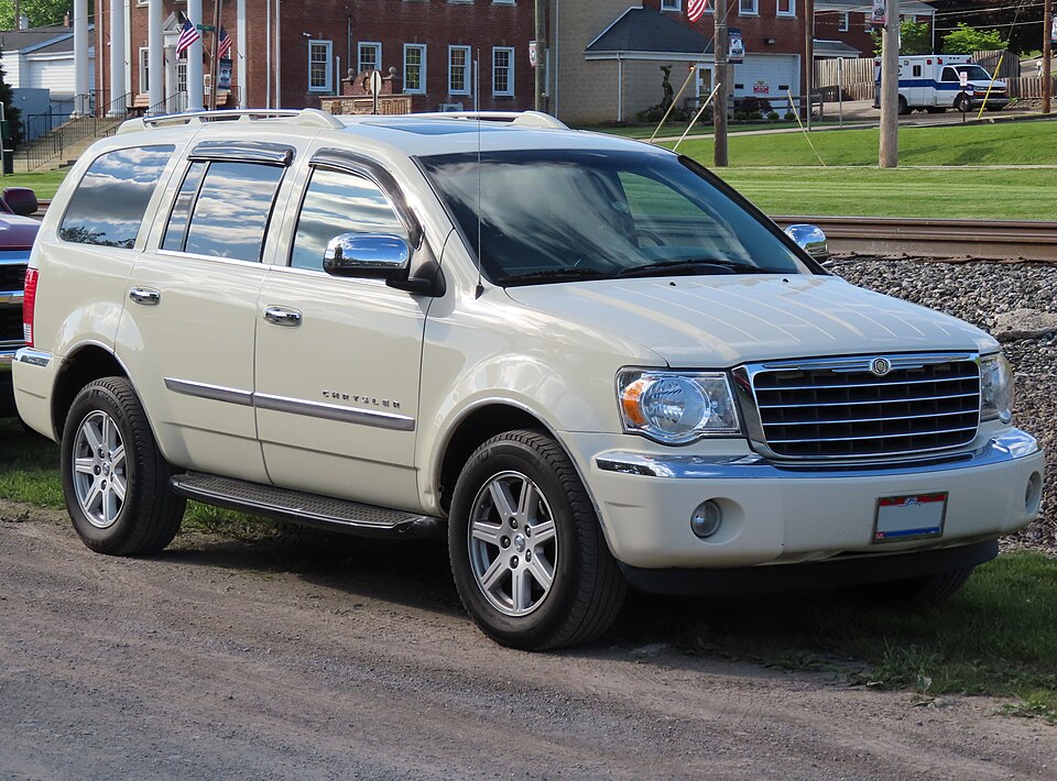 2007 Chrysler Aspen Limited, front right, 05-19-2025