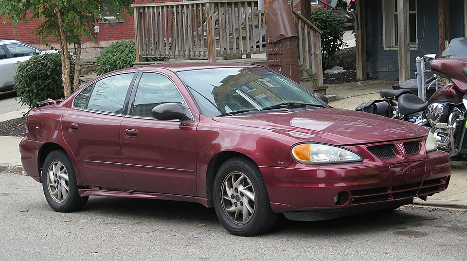 2003 Pontiac Grand Am SE1 in Redfire Metallic, front right, 10-25-2025