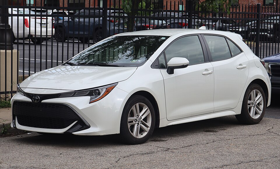 2019 Toyota Corolla SE hatchback in Blizzard Pearl, front left, 05-23-2026