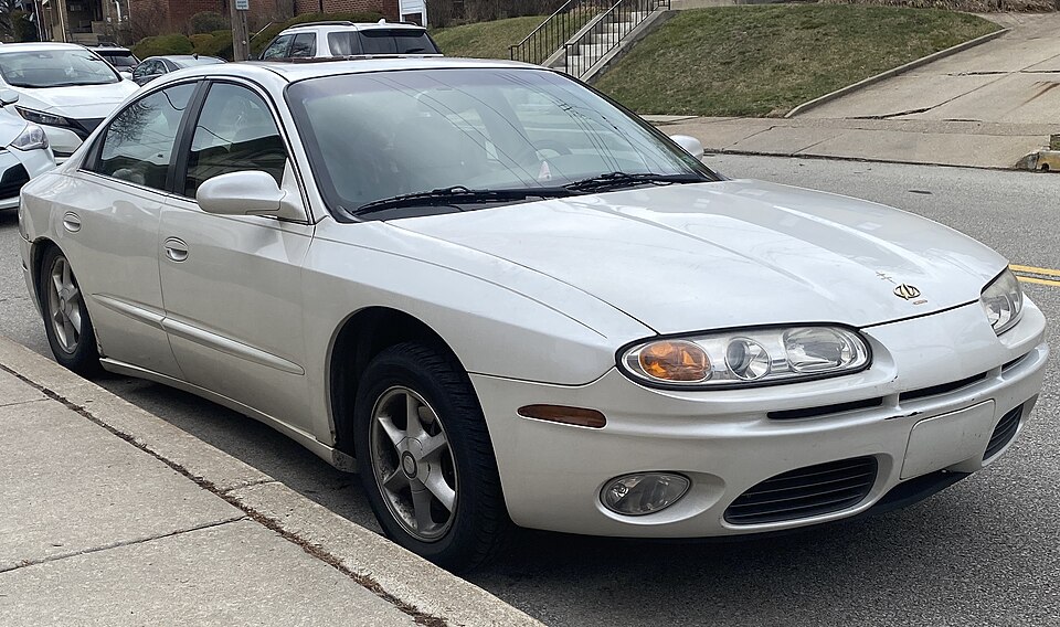 2001 Oldsmobile Aurora 3.5 in White Diamond, front right, 03-01-2023