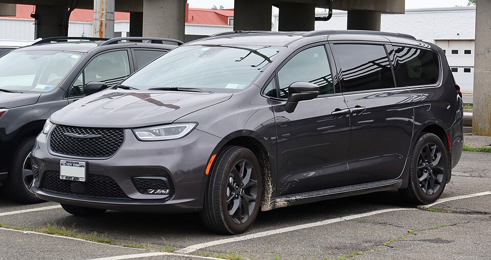2021 Chrysler Pacifica Touring-L, front 7.11.21