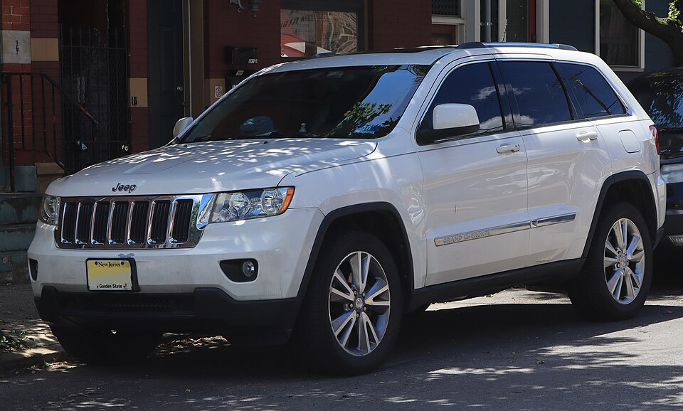 2012 Jeep Grand Cherokee Laredo X in Stone White Clearcoat, front left, 06-13-2026