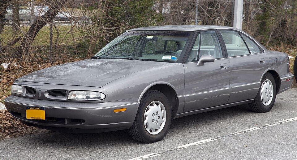 1996 Oldsmobile Eighty Eight LS in Light Gray Metallic, front left