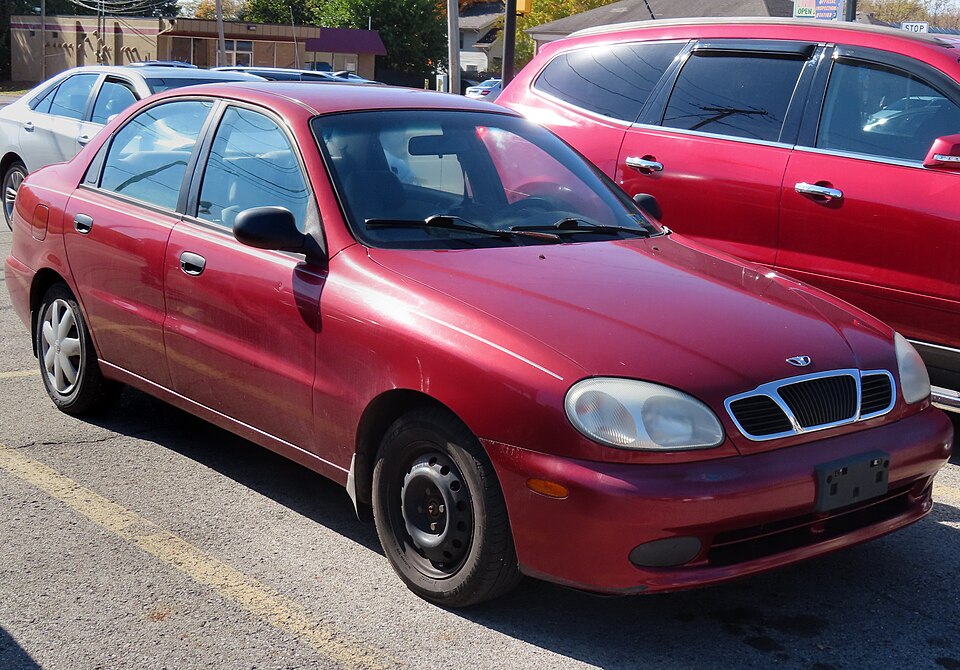 2001 Daewoo Lanos S Sedan, front right, 10-21-2022
