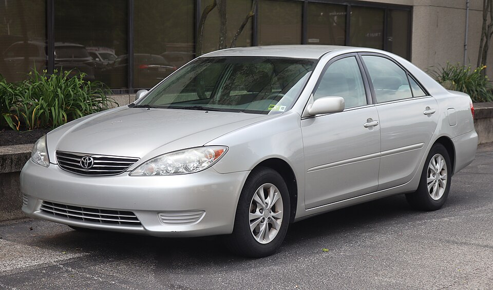 2005 Toyota Camry LE V6 in Lunar Mist Metallic, front left, 06-06-2026