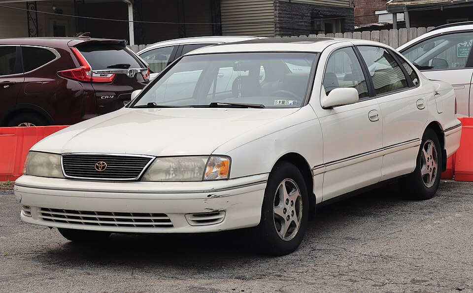 1999 Toyota Avalon XL in Diamond White Pearl, front left, 07-17-2026