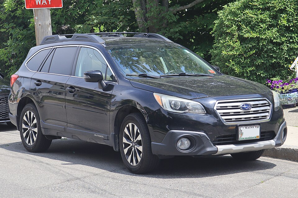 2016 Subaru Outback 2.6i Limited in Crystal Black Silica, front right, 07-07-2026