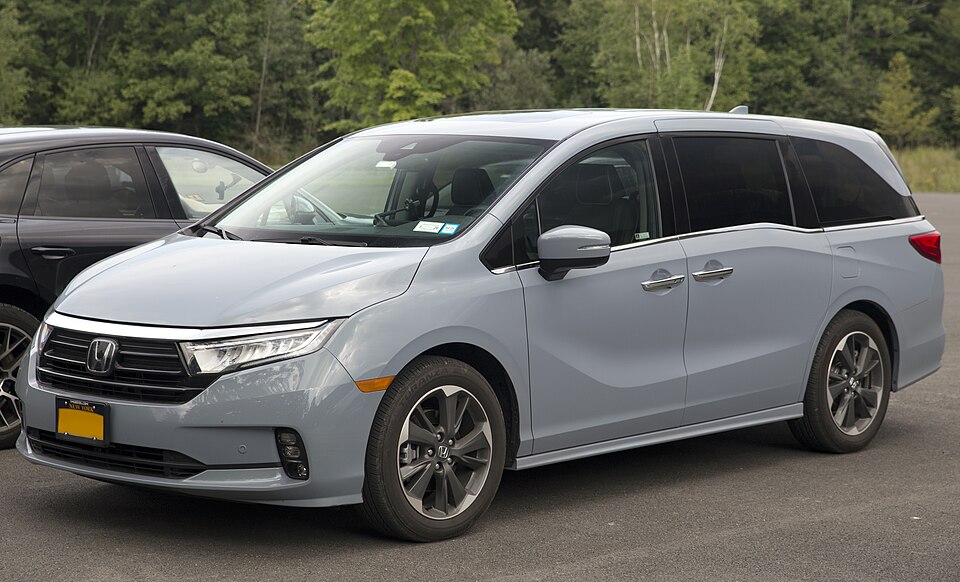 2024 Honda Odyssey Elite in Sonic Gray Pearl, front left