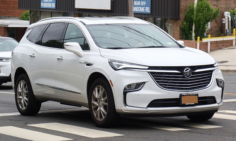 2022 Buick Enclave 'Essense' (facelift), front 6.1.22