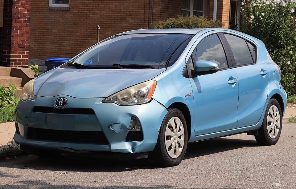 2014 Toyota Prius c One in Summer Rain Metallic, front left, 08-08-2026