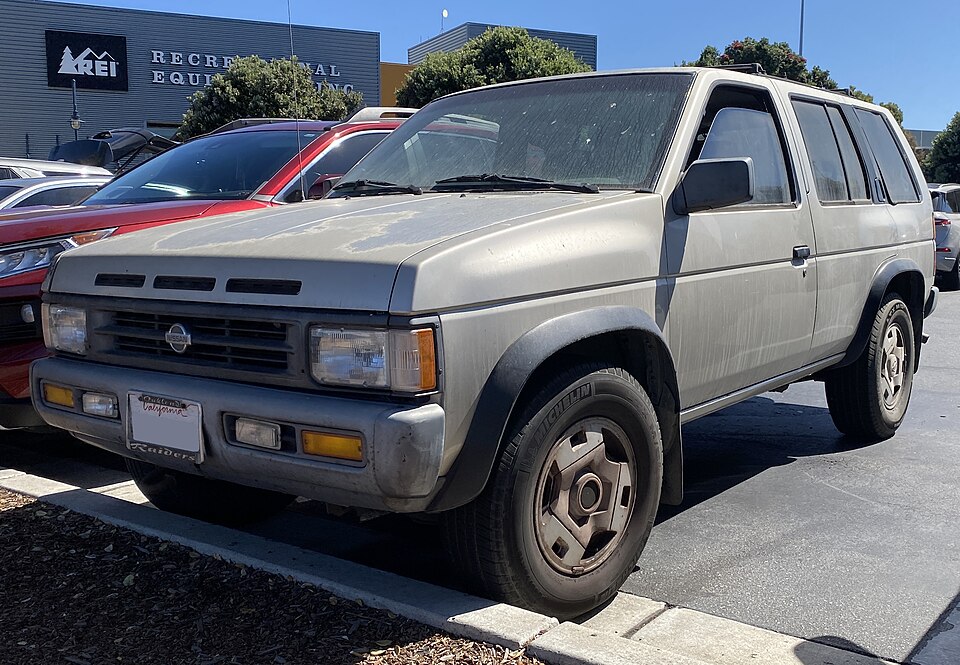 1995 Nissan Pathfinder XE in Champagne Pearl Metallic, front left, 08-13-2022