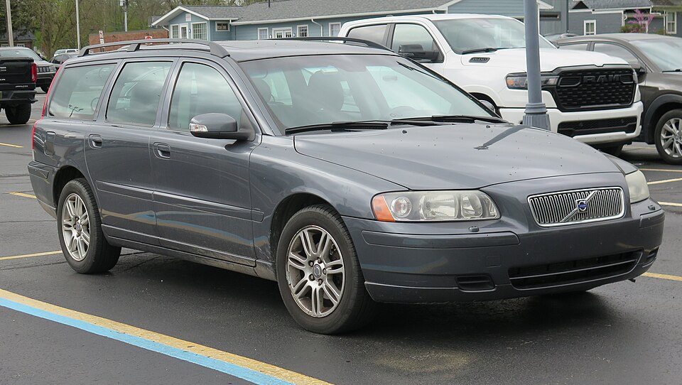 2007 Volvo V70 in Titanium Gray Metallic, front right, 04-26-2025