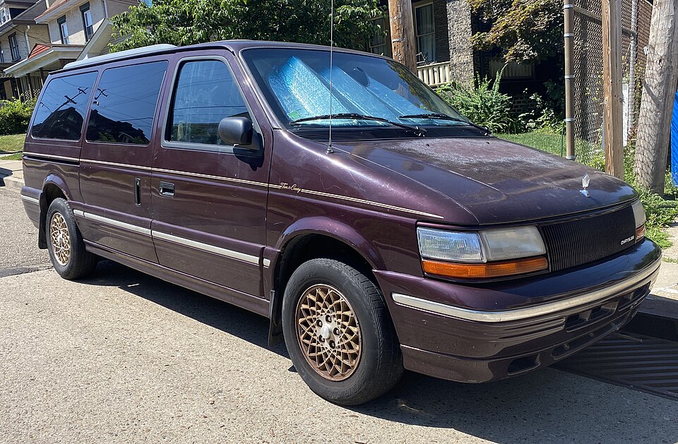 1995 Chrysler Town & Country in Wildberry Metallic, front right, 07-03-2022