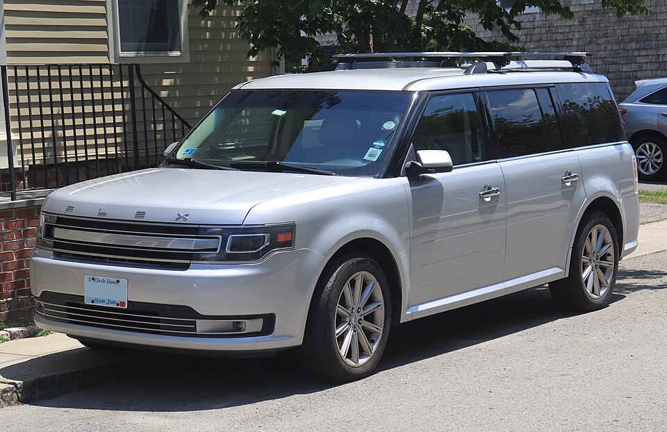 2017 Ford Flex Limited in Ingot Silver Metallic, front left, 07-04-2026