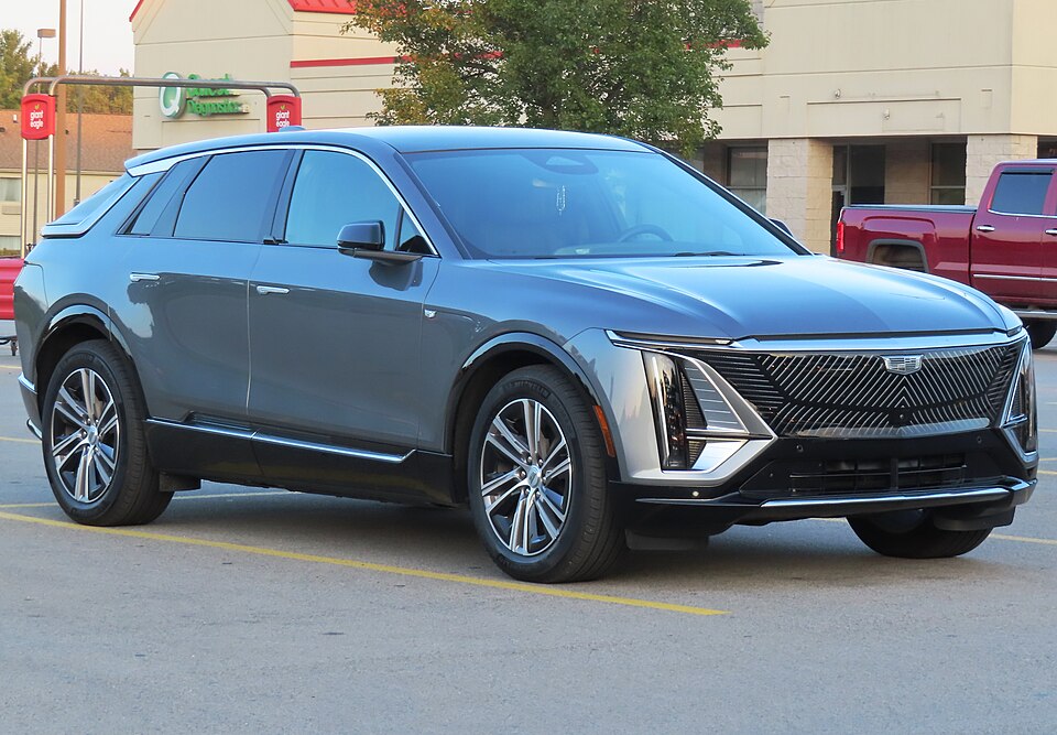 2023 Cadillac Lyriq Luxury 1, front right, 08-22-2024
