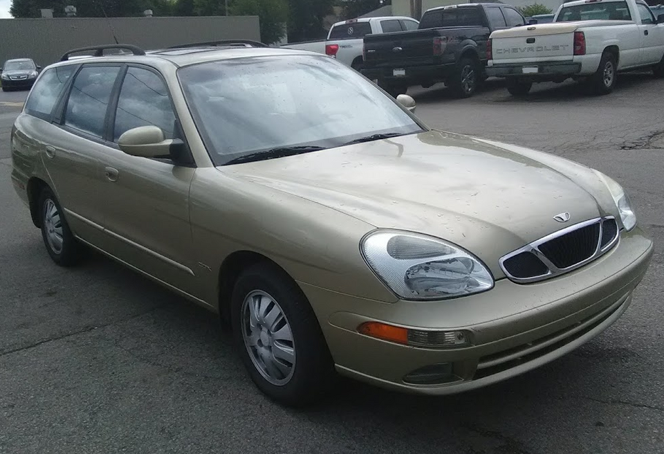 2000 Daewoo Nubira CDX wagon front view