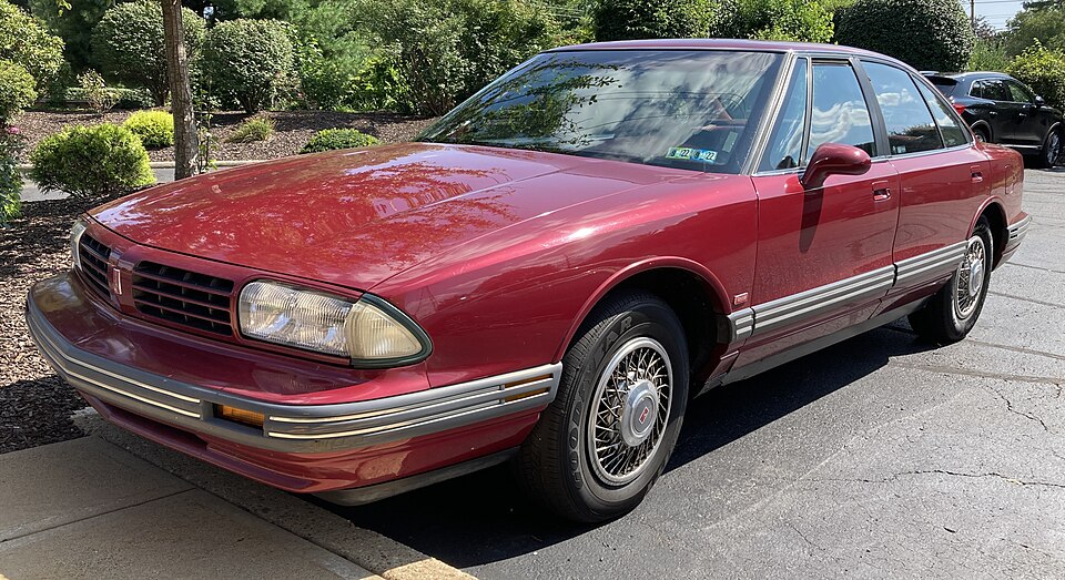 1995 Oldsmobile Eighty Eight Royale in Medium Garnet Red Metallic, front left, 9-02-2021