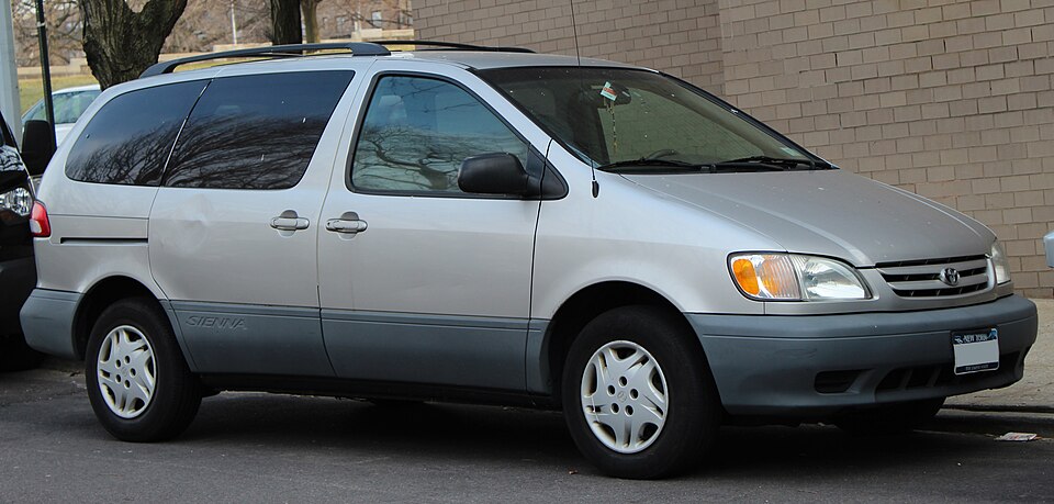 2001 Toyota Sienna LE front 3.30.19