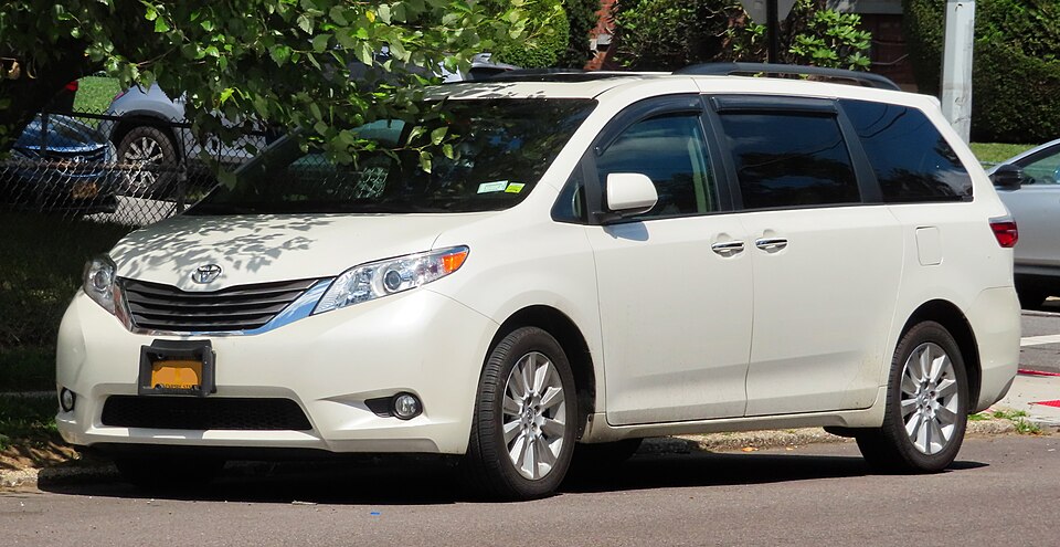 2015 Toyota Sienna XLE, front 8.11.19