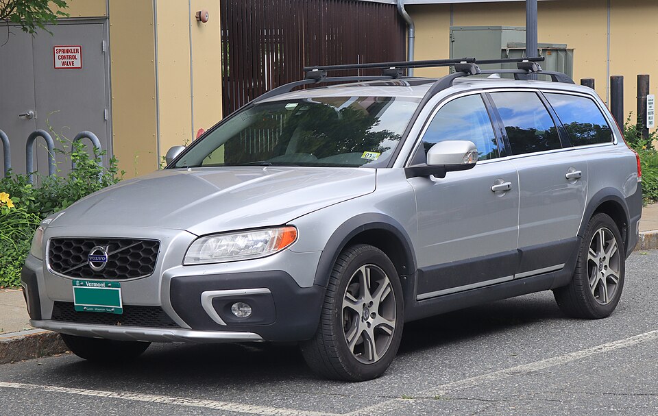 2014 Volvo XC70 T6 in Bright Silver Metallic, front left, 07-10-2026