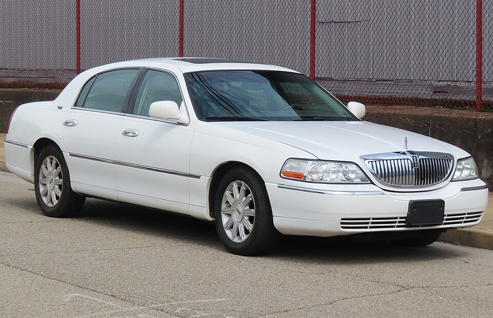 2007 Lincoln Town Car Signature Limited, front right, 09-12-2026