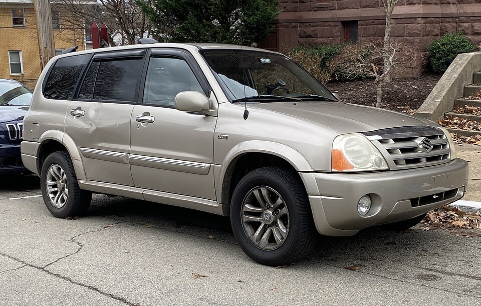 2007 Suzuki XL7 in Prairie Gold Metallic, front right, 12-29-2024