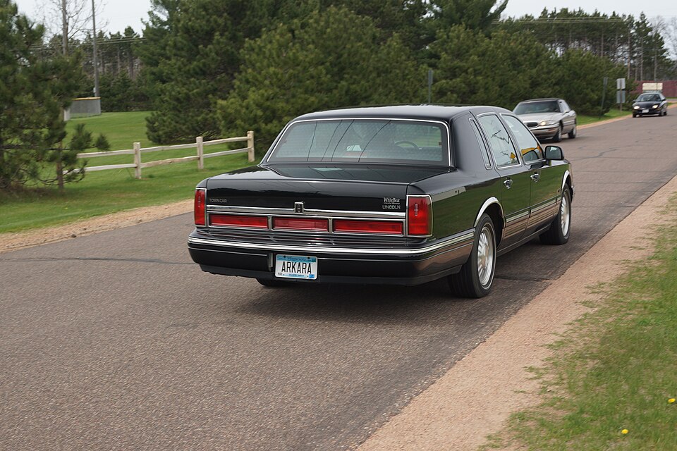 1996 Lincoln Town Car (33526259574)