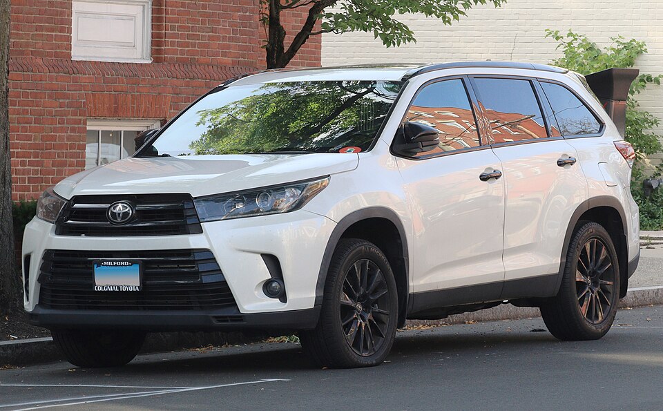 2019 Toyota Highlander SE in Blizzard Pearl, front left, 07-02-2026