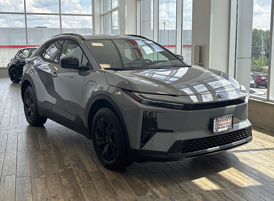 2026 Toyota C-HR SE AWD, front right, 08-01-2026