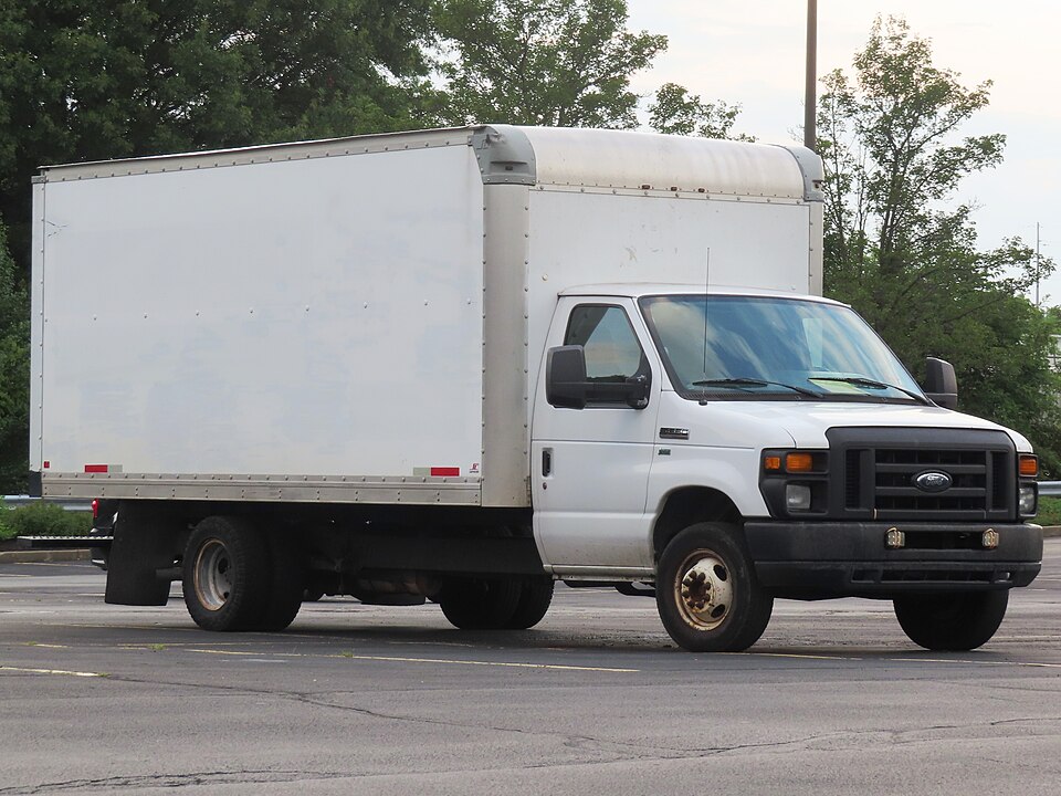 2012 Ford E-350 Super Duty Cutawy DRW box truck, front right, 08-05-2024