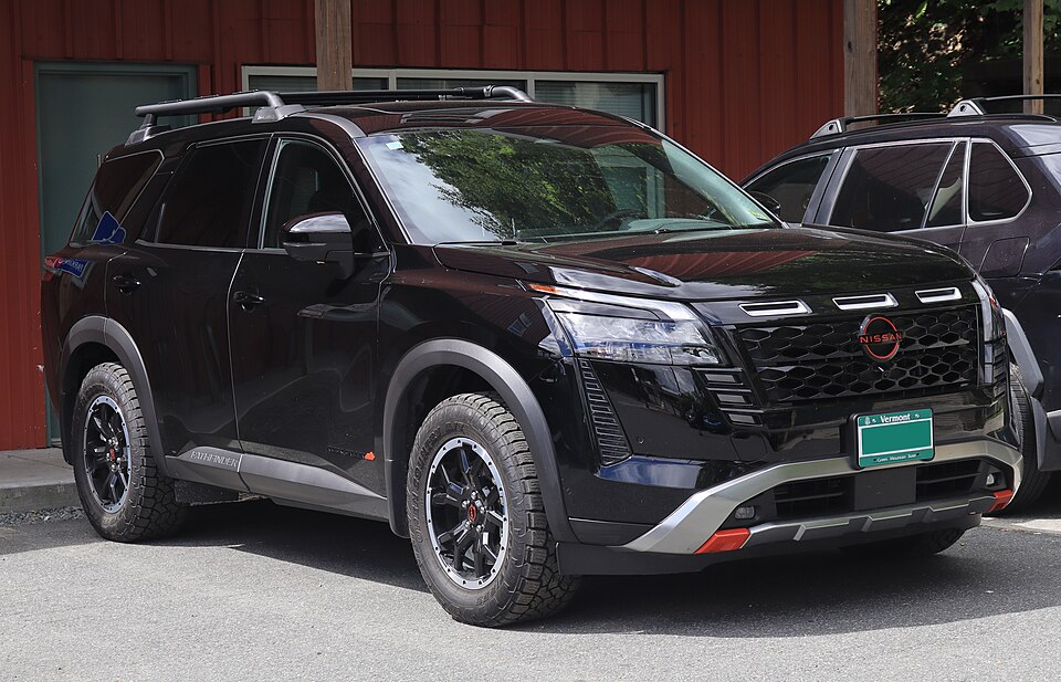 2026 Nissan Pathfinder Rock Creek in Super Black, front right, 07-10-2026