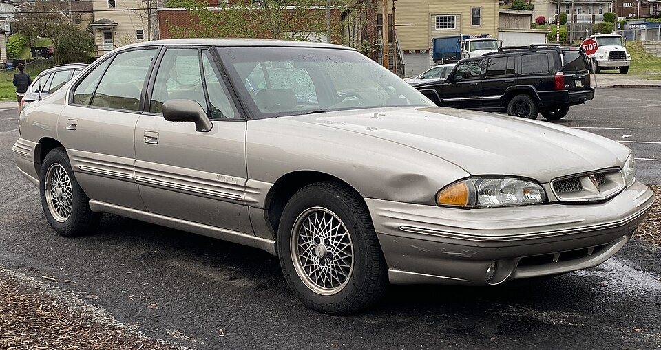 1996 Pontiac Bonneville SE in Silver Taupe Metallic, front right, 04-22-2023
