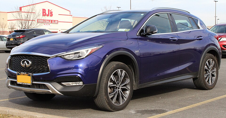 2017 Infiniti QX30 2.0t AWD front 2.10.19
