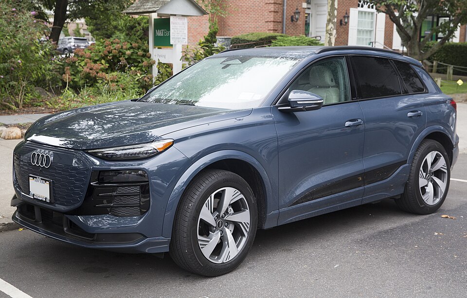 2025 Audi Q6 e-tron quattro Premium Plus in Plasma Blue, front left
