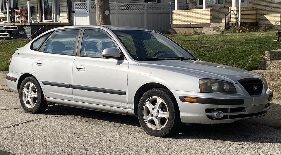 2005 Hyundai Elantra GLS in Sterling, front left, 11-05-2023