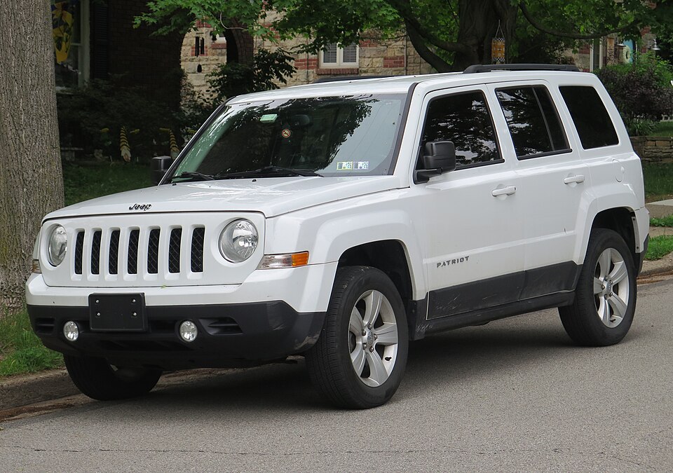 2016 Jeep Patriot Latitude in Bright White Clearcoat, front left, 05-20-2026