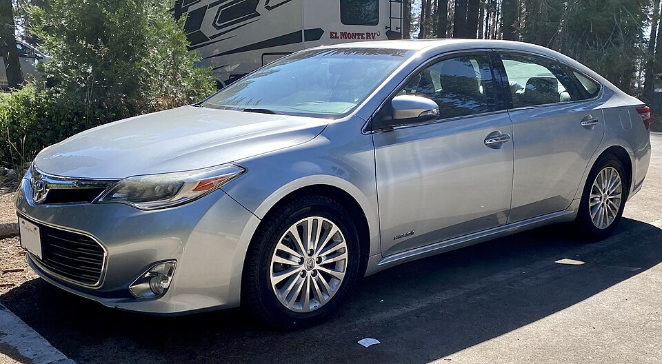 2015 Toyota Avalon XLE in Celestial Silver Metallic, front left, 08-10-2022