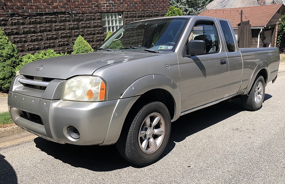 2004 Nissan Frontier XE in Radiant Silver Metallic, front left, 07-03-2022