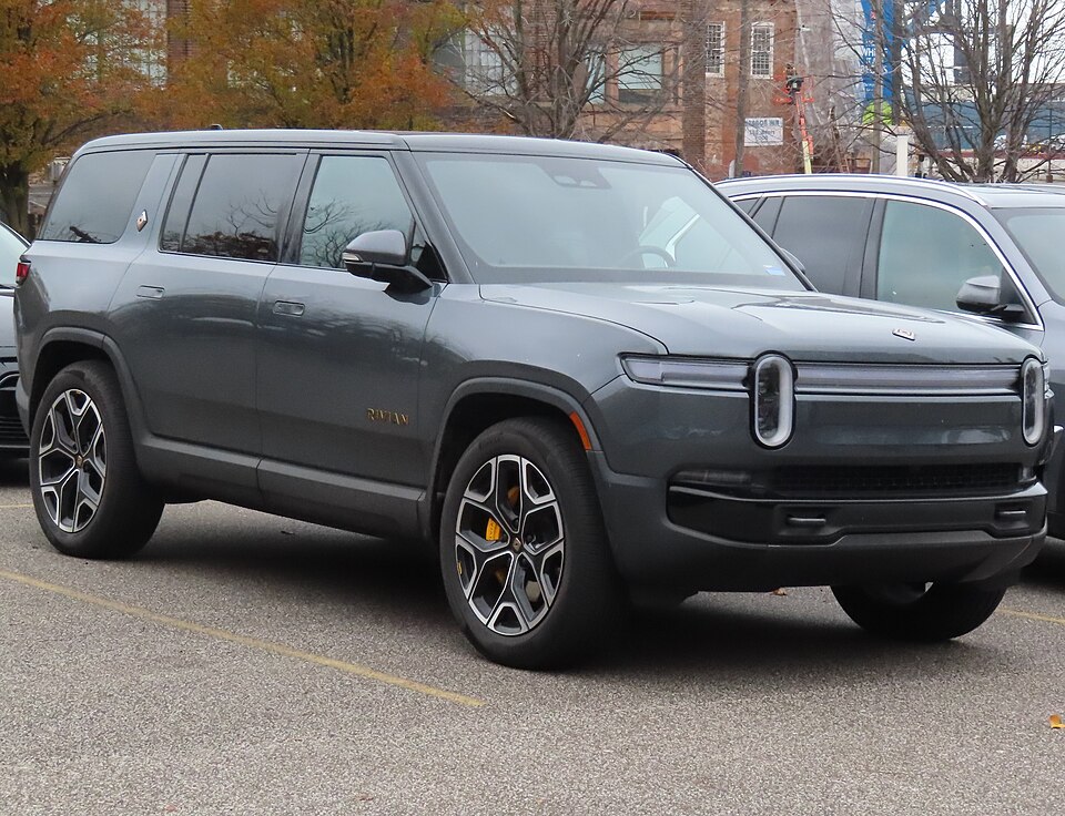 2025 Rivian R1S Ascend Tri Max, front right, 11-21-2025