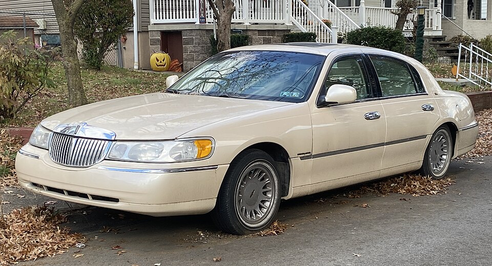 1998 Lincoln Town Car Cartier in Ivory Pearl Metallic, front left, 11-05-2023