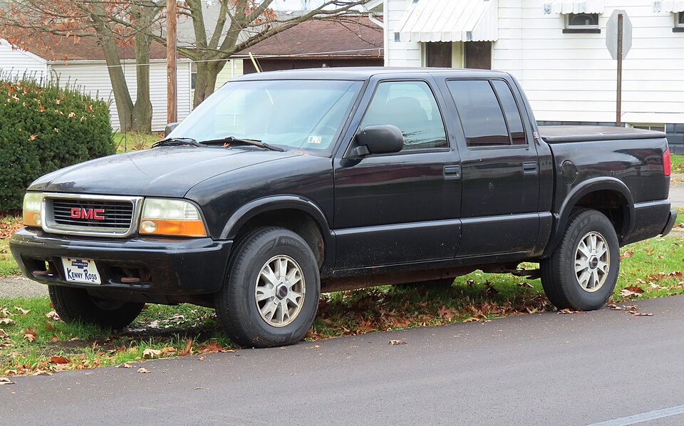 2002 GMC Sonoma SLS 4WD Crew Cab, front left, 11-24-2023