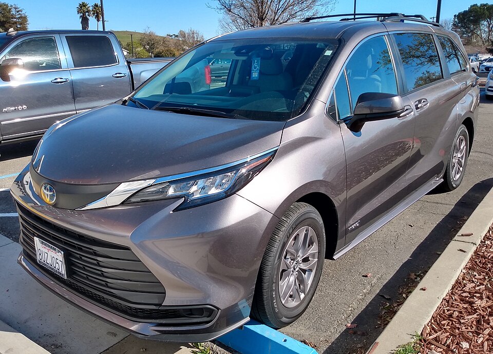 2021 Toyota Sienna Hybrid LE front