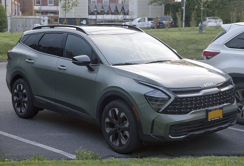 2024 Kia Sportage X Line in Jungle Green, front right