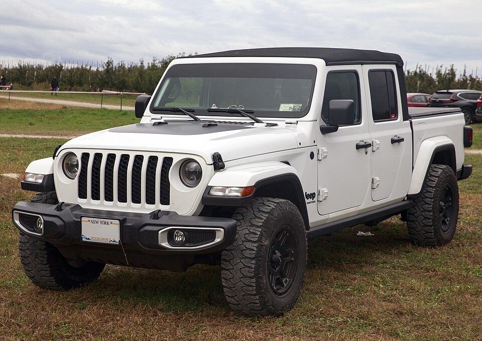 2021 Jeep Gladiator Sport in Bright White, front left