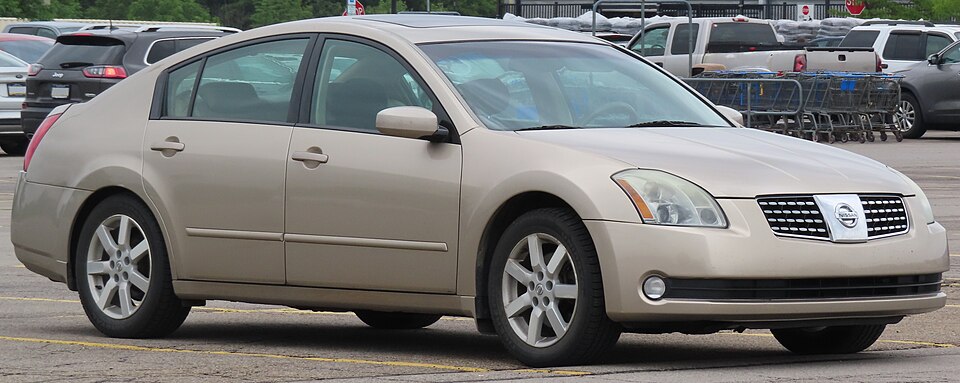 2005 Nissan Maxima 3.5 SL, front right (cropped)